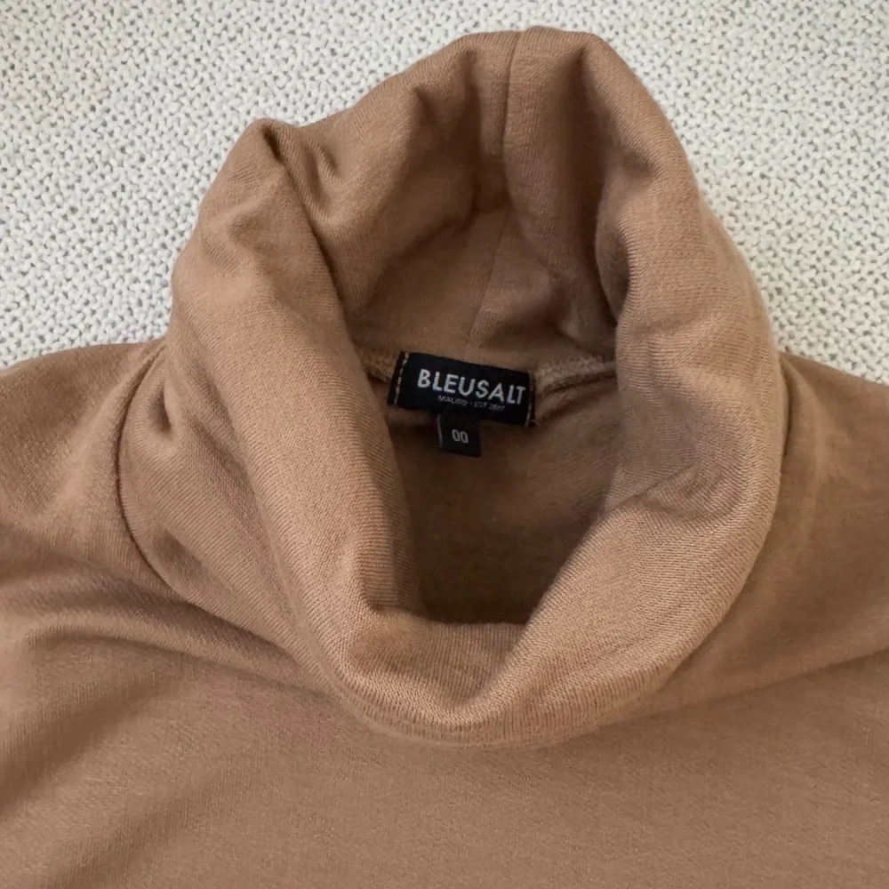 Bleusalt The Sleeveless Turtleneck in Camel ASO Meghan Markle - Picture 3 of 4